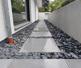 Feinsteinzeug als Trittplatten auf Drainagebeton