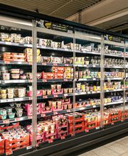 Molkereiprodukte
Die Hasseldorfer Molkerei beliefert uns mit vielen leckeren Produkten. Milch, Käse, Joghurt und Cremes dürfen in keinem guten Markt fehlen. Bei uns hast du eine große Auswahl und kannst auch ein paar neue Geschmackserlebnisse für dich finden. Neben Milchprodukten sind auch Freilandeier aus Sulingen und Bio Eier aus Möhren erhältlich. Bei dieser großen Auswahl sind natürlich auch Fachkräfte vor Ort, die dich beraten können. Uns ist auch bewusst, dass es in der Gesellschaft einen Wandel gibt und deshalb bieten wir sowohl vegane und vegetarische Produkte an, als auch laktoseund glutenfreie. Schließlich möchten wir dich bei deiner Ernährung unterstützen.