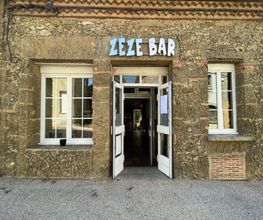 Zézé Bar image 1