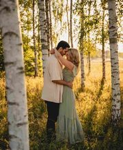 Kara Elizabeth Photography Romantisches Paar im Birkenwald – Paarshooting in München mit warmem Sonnenlicht, das Liebe und Verbundenheit authentisch einfängt.