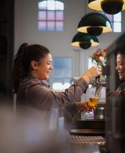 Zubereitung eines Cafes in den Räumlichkeiten des Restaurants