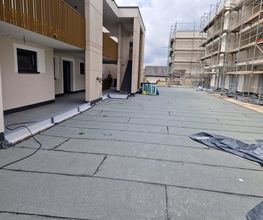 Professionelle Tiefgaragenabdichtung vom Dachdeckermeister in der Region Neuwied und Mayen-Koblenz. Fachgerechte Flachdach- und Garagendachabdichtungen sorgen für dauerhaften Schutz vor Feuchtigkeit, Durchdringung und Bauschäden – ideal für Neubau und Sanierung von Tiefgaragen.