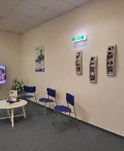 Wartebereich mit Stühlen und kleinem Tisch 