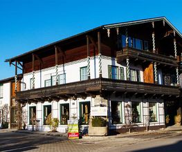 das Möbelhaus wohnArt26 in Übersee am Chiemsee, hinter der großen Kirche