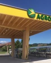AGROLA Tankstelle in Unterlangenegg; überdacht; rechts Velounterstand; im Hintergrund Feld