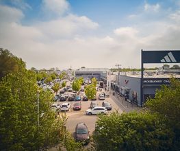 Blick auf den Parkplatz des Hanse Outlet.