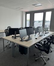 WeiterbilEin Schulungsraum mit mehreren Arbeitsbereichen. Jeder Arbeitsplatz besteht aus 2 PC-Bildschirmen, Tastatur und Maus sowie Headset.dung bei der WBS - moderne Arbeitsumgebung