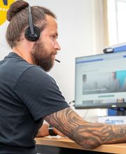 Teilnehmer im Unterricht am Arbeitsplatz mit 2 Bildschirmen