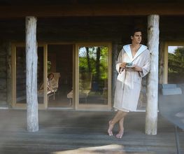 Wellnessbereich mit Sauna, Liegewiese und Ruhebereichen