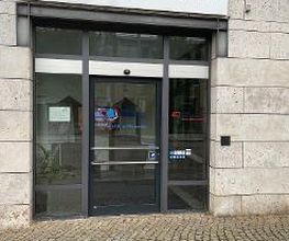 Eingangstür des Gebäudes der Niederlassung WBS Training Heilbronn. Über der Tür hängt ein Schild mit der Aufschrift „WBS TRAINING – Unser Herz schlägt für Bildung“.