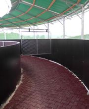 Führanlage mit Laufflächenüberdachung, Verkleidung mit Platten und Boden mit Gummipflastersteinen