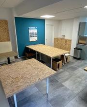 Tische mit Sitzmöglichkeiten im Pauseraum.