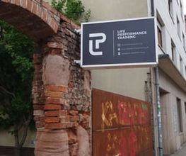 LIFE PERFORMANCE TRAINING | Personal Training Nürnberg - Außenansicht eines privaten Personal-Training-Studios in Nürnberg mit modernem Schild an einer ruhigen Seitenstraße. Das Bild vermittelt diskretes Training, private Atmosphäre und eine exklusive Alternative zum klassischen Fitnessstudio.