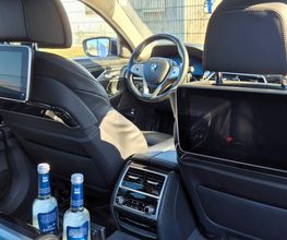 Ledersitze, eingebautes Entertainmentsystem und Getränkeservice