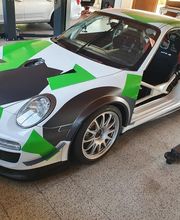 Die ENVER UG ist eine motorsportorientierte Porsche Werkstatt am Nürburgring und spezialisiert auf technische Betreuung von Renn- und Trackfahrzeugen. Präzise Fahrzeugtechnik, Performance-Fokus und praxisnahe Erfahrung aus dem Motorsport stehen im Mittelpunkt.