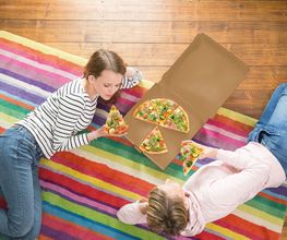 Junge Frauen mit MUNDFEIN Pizza