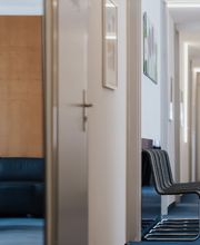 Notar Andreas Greger, in Ingolstadt berät Sie als juristischer Experte und klärt sie umfassend über die Bedeutung derartiger Rechtsgeschäfte auf. Er wahrt die Interessen sämtlicher Vertragsteile durch rechtssichere Formulierungen und gewährleistet, dass rechtlich Unerfahrene nicht benachteiligt werden. Er beurkundet Rechtsgeschäfte und erledigt als vertrauenswürdige Schnittstelle zwischen den Vertragspartnern, Behörden, Gerichten und Finanzämtern den reibungslosen Vollzug der Urkunden. So sorgt er für Rechtssicherheit und Rechtsfrieden.