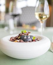 Hauptgericht mit Weißweinbegleitung im Gourmetrestaurant Silberdistel.