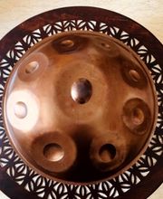 Die Svaraa Handpan erzeugt einen unglaublichen Reichtum an Obertönen und lässt das gesamte Instrument singen.
Erfahre innere Ruhe und Gelassenheit mit der melodiösen und faszinierenden Svaraa Handpan. Dieses wunderbare Instrument, welches von Fachleuten hergestellt und entwickelt wird, besitzt eine hohe Resonanz, die es schafft, Musik zum Leben zu erwecken.
Du kannst die Svaraa Handpan im Handpan Showroom Frankfurt ausprobieren und kaufen oder bei www.Handpan.World online bestellen.