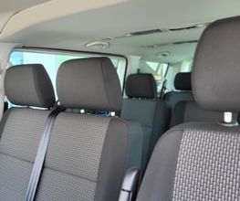 Neun Sitzplätze im VW Caravelle für Gruppen