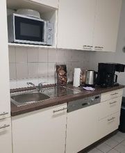 Küche mit Küchengeräten und Spüle