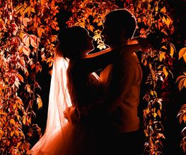 Hochzeitsfotograf Tom Maiwald - Romantisches Brautpaarshooting als Silhouette vor intensiv beleuchtetem Herbstlaub. Kreative Hochzeitsfotos mit Gegenlicht und besonderer Lichtstimmung.