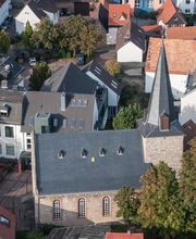 Evangelische Kirche Sulzbach im Taunus von oben.