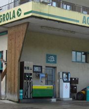 AGROLA Tankstelle in Röthenbach im Emmental, eine Tanksäule, ein Zahlautomat