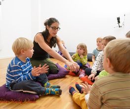 Bei der Musikalischen Früherziehung sitzen wir im Kreis.