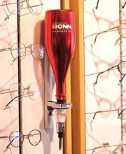 Brillen und Nachfüllflasche.