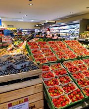 Obst und Gemüse
Wir lieben natürlichen Genuss. Gesund, saisonal, leicht, lecker und am liebsten in bester Bio-Qualität. Stillen Sie im Frühsommer Ihren Beeren-Hunger mit frisch gepflückten Erdbeeren aus der Region. Wenn der Spargel den Kopf aus der heimischen Erde steckt, kommt das „königliche Gemüse“ frisch gestochen zu Ihnen in den Markt. Unsere regionalen Produkte bestechen nicht nur durch Frische, typischen Geschmack und erlesene Qualität. Dank der kurzen Transportwege schmecken sie auch der Umwelt.