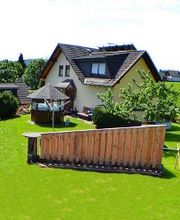 Rückseite mit windgeschütztem Sitzplatz