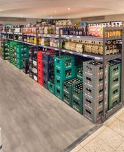Getränke
In unserer integrierten Getränkeabteilung finden Sie sowohl alkoholfreie als auch alkoholische Getränke. Ob Kastenware, Mehr- und Einwegprodukte – alles ist auf kurzem Weg erreichbar.
Sie finden unter anderem Wasser, Säfte, Schorlen oder auch Limonaden sowohl von internationalen Marken als auch von heimischen Herstellern. Unsere vielfältigen Bierspezialitäten lassen ebenso keine Wünsche offen, ob international oder Biere aus der Lüneburger Heide, hier werden Sie fündig. In unserer Spirituosenabteilung bekommen Sie nicht nur alle gängigen Marken, sondern auch regional Hochprozentiges wie beispielsweise die lokalen Spezialitäten „Heidegeist“ und „Ratzeputz“. Doch auch die Weinkenner kommen bei uns nicht zu kurz.