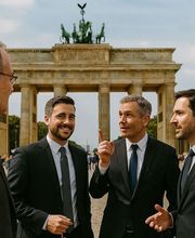 Herren im Dialog vor dem Brandenburger Tor für die Dodona Loge.