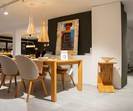 Hochwertiges Esszimmer-Ensemble aus Massivholz in der Möbelausstellung von Möbel Schmitz in Trier. Entdecken Sie nachhaltige Esstische, bequeme Polsterstühle und moderne Beleuchtung für Ihren Essbereich.