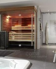Innensauna im Bad mit Glasfront für Zuhause. Maßanfertigung der corso sauna manufaktur. Saunahersteller seit 1968. Made in Germany.