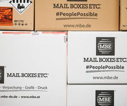 Das Team von Mail Boxes Etc. besteht aus engagierten und erfahrenen Experten, die sich darauf konzentrieren, Ihnen den bestmöglichen Service zu bieten. Wir sind stolz darauf, ein professionelles und freundliches Team zu haben, das Ihnen bei allen Fragen und Anliegen rund um den Versand und andere Dienstleistungen zur Verfügung steht.
Unsere Mitarbeiter sind speziell ausgebildet, um Ihnen individuelle Lösungen für Ihre spezifischen Bedürfnisse zu bieten. Wir hören zu und beraten Sie gerne bei der Auswahl des richtigen Services und der optimalen Versandoptionen. Bei Mail Boxes Etc. ist der Kundenservice unsere oberste Priorität und wir tun alles, um sicherzustellen, dass Sie mit unseren Dienstleistungen zufrieden sind.
Unser Team ist auch auf dem neuesten Stand der Technik und nutzt modernste Tools und Technologien, um Ihnen eine schnelle und effiziente Abwicklung Ihrer Anfragen und Aufträge zu ermöglichen.
Wenn Sie Fragen haben oder Hilfe benötigen, zögern Sie bitte nicht, uns zu kontaktieren. Wir freuen uns darauf, Ihnen zu helfen!