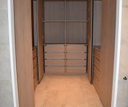 Menuiserie Luquiens - dressing sur-mesure avec tiroirs bois - Coppet