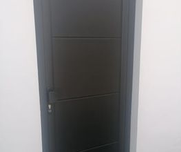 puerta_calle_panel_4h_aluminio_negro.jpg
