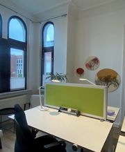 Schreibtisch mit Stromanschluss.