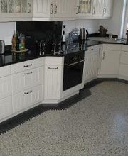 Terrazzoboden einer Landhausküche