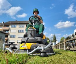 Stiga Park 500WX mit 110 cm Mähdeck beim Rasenmähen