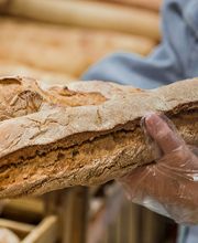 BÄCKEREI
Im Vorkassenbereich heißen Sie mit der Bäckerei Ganseforth die Meister ihres Fachs willkommen. Genießen Sie die täglich frisch aufgebackenen Brötchen, Brote, Baguettes, Brezel sowie herzhaften Snacks und belegte Brötchen. Nehmen Sie im gemütlichen Sitzbereich Platz und gönnen Sie sich ein Süßgebäck, ein Stück Kuchen oder Torte. Keine Zeit zum Entspannen? Selbstverständlich erhalten Sie hier auch einen Coffee to go, der Ihnen schluckweise eine kleine Auszeit schenkt.