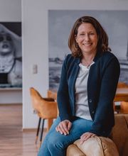 Webstudio Dresden Freundliches Business Portrait mit Blazer, seriös und zugleich sympathisch, perfekt für Marketing und Kommunikation.