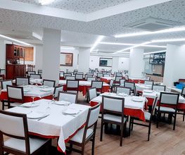 restauranteapeneirasalondesdelaentrada.jpg