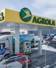 AGROLA Tankstelle mit Ansicht der Wasserstoff-Tankstelle. Emmi-Wasserstoff-LKW mit im Bild.