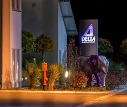 Gewölbter Werbepylon mit LED Beleuchtung