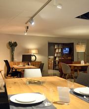 Impressionen aus dem Showroom von Möbel Schmitz in Trier. Entdecken Sie nachhaltige Naturholzmöbel, moderne Speisezimmer-Konstruktionen und funktionale Büromöbel für gehobene Wohnansprüche.