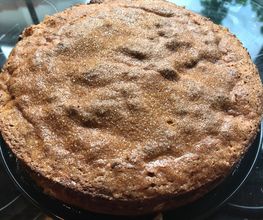 Low-Carb Rhabarber-Birnen-Kuchen mit Zuckerkruste aus Erythrit.