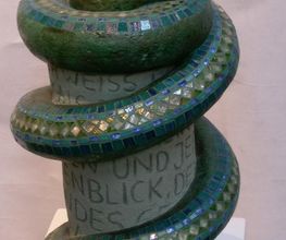 IM HIER UND JETZT (v. J.W. v.Goethe) 
Mosaikskulptur von Irenen Magdalena Orecher. 
Maße und Gewicht: 40x25x25_12kg